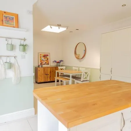 Daire Guestready - Charming Escape In Templeogue Village